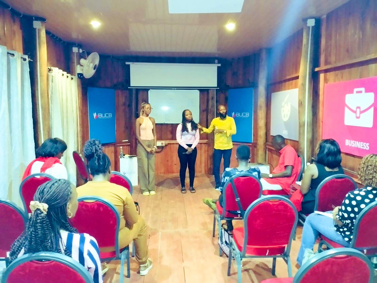 #jour1 Nous avons été témoins de voix ressortissantes, des idées brillamment exprimées et d'une confiance en soi en développement pour notre  formation en cours en  #PublicSpeaking , c'est bien plus que parler : c'est inspirer.

#artoratoire #TrainingSession #Leadership