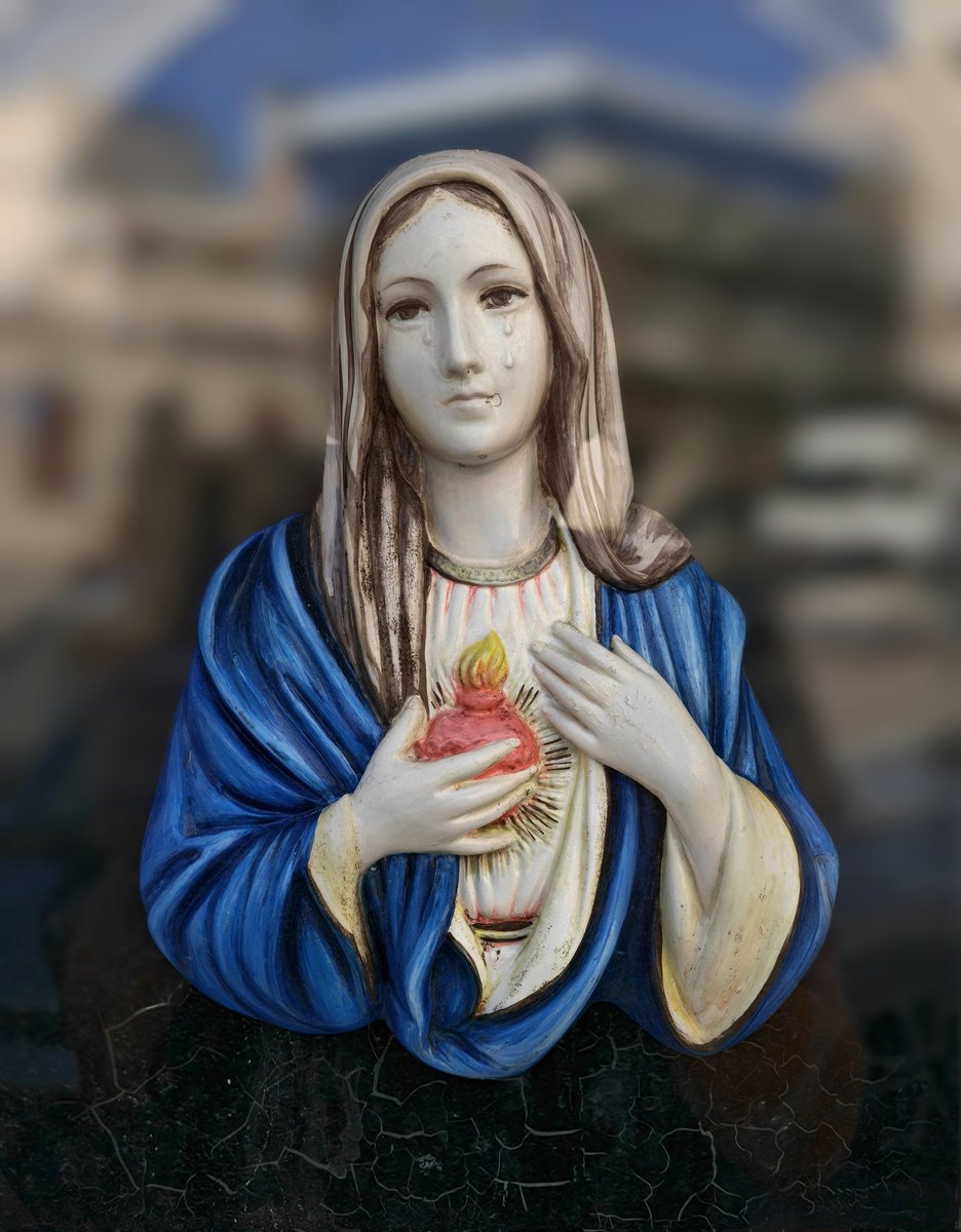 RedmerAlma's tweet photo. Alomtegenwoordig in Syracuse is haar beschermheilige Lucia. Ze ligt in Venetië en dat zit de Syracusanen flink dwars. Wel hebben ze een Mariabeeldje dat in 1953 heuse tranen plengde, nu bewaard in een kerk in de vorm van een bovenmaatse druppel. Zo, die nemen ze niet zomaar mee! https://t.co/nKUNaLxRg7