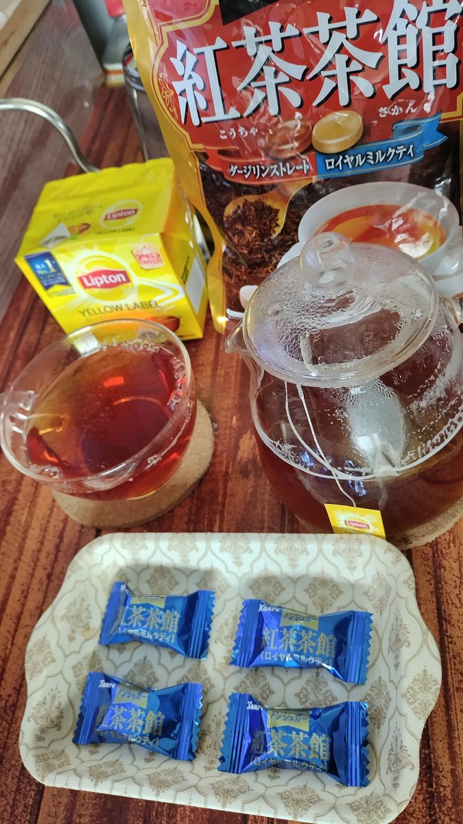 tea_camp_yt's tweet photo. 朝紅茶。
Lipton YellowLabel&Kanro 紅茶茶館ロイヤルミルクティー飴。
寒い朝。
#木漏れ日のお茶会
#茶好連
#Lipton
#YellowLabel
#Kanro
#紅茶茶館
#ロイヤルミルクティー
#紅茶を嗜む https://t.co/7wCViHbUMT