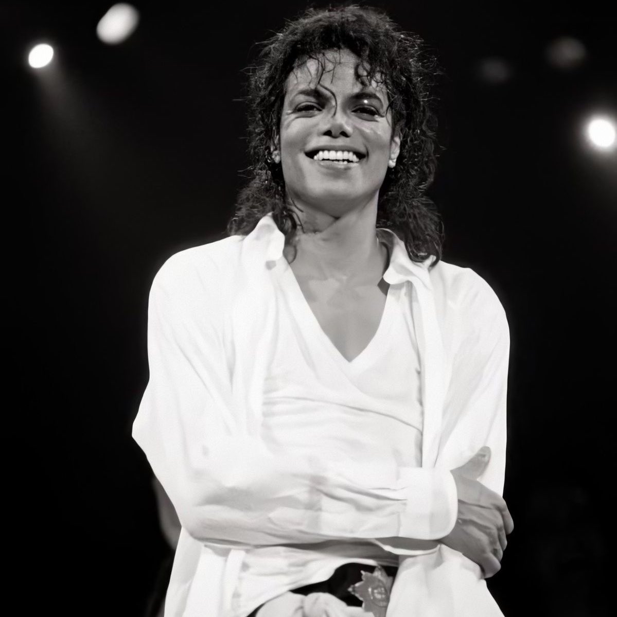 choquei's tweet photo. 🚨AGORA: Michael Jackson bate recorde ao se tornar o primeiro artista a ter músicas entre as 10 mais tocadas em seis décadas diferentes: nos anos 70, 80, 90, 2000, 2010 e 2020. https://t.co/89DZjBtDv7