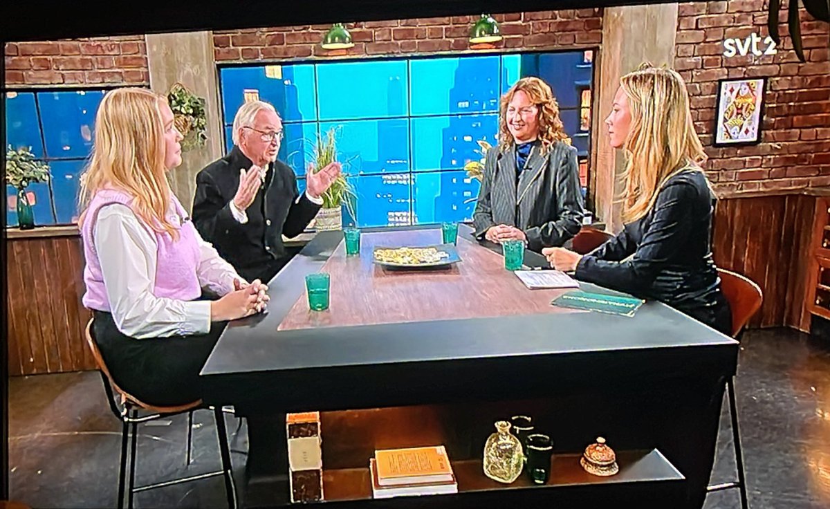 danielclaesson4's tweet image. #Ekonomibyrån i bakgrunden. Som att höra 2012 gå på repeat. ”Varför så få kvinnor som vd:ar?”.  ”Jobbet anpassat för män eftersom det är mest män.” Toppat med den briljanta lösningen: ”vi måste dela föräldraförsäkringen 50/50.”. Människors fria val ett totalt okänt koncept…