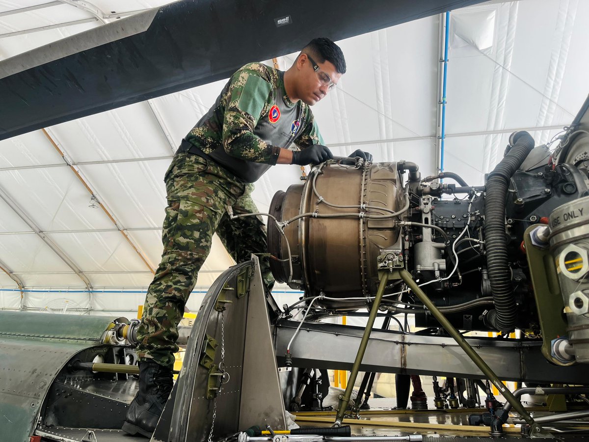 Ejercito_Davaa's tweet photo. Con precisión y compromiso, los técnicos de mantenimiento aeronáutico de la flota HUEY II de la Aviación del @COL_EJERCITO realizan el cambio del componente de manifold por TBO (Time Between Overhaul), garantizando que cada aeronave cumpla con los más altos estándares de seguridad y rendimiento.

Su labor técnica, silenciosa pero vital, asegura que los helicópteros continúen operando con fiabilidad en cada misión que protege la vida y la soberanía nacional.

#FeEnLaCausa