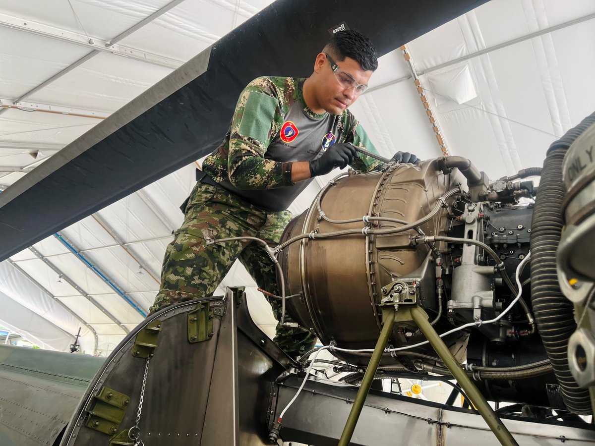 Ejercito_Davaa's tweet photo. Con precisión y compromiso, los técnicos de mantenimiento aeronáutico de la flota HUEY II de la Aviación del @COL_EJERCITO realizan el cambio del componente de manifold por TBO (Time Between Overhaul), garantizando que cada aeronave cumpla con los más altos estándares de seguridad y rendimiento.

Su labor técnica, silenciosa pero vital, asegura que los helicópteros continúen operando con fiabilidad en cada misión que protege la vida y la soberanía nacional.

#FeEnLaCausa
