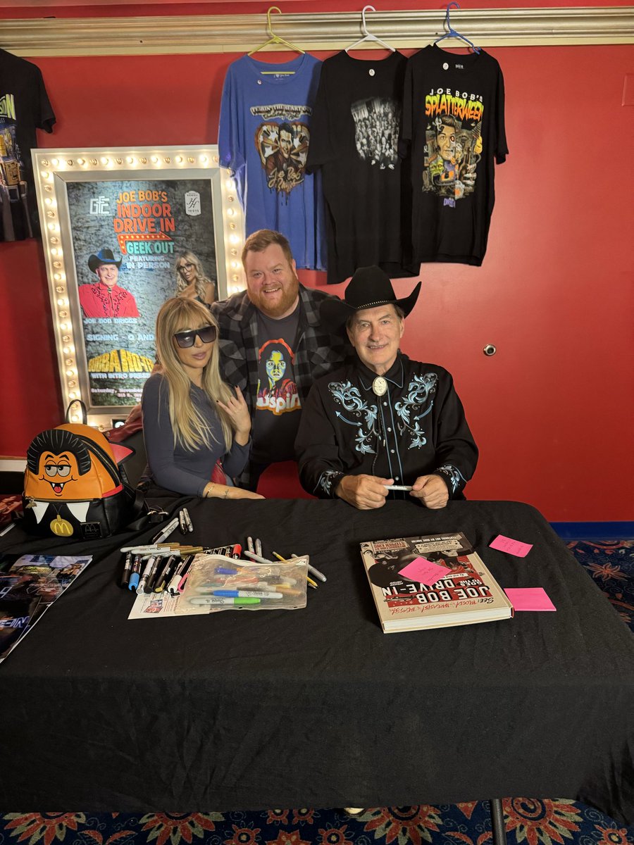 SlasherQuest's tweet photo. got to meet @therealjoebob and @kinky_horror last night.

I can mark that off my bucket list https://t.co/X2YRVFFC3s