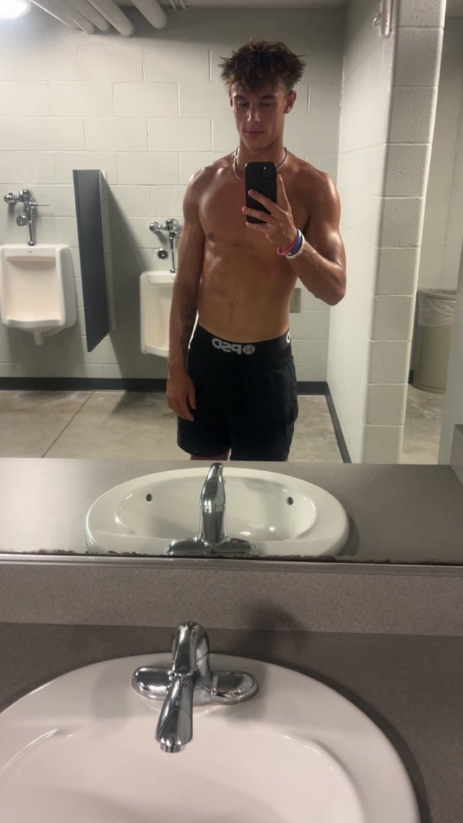 NateSims1516's tweet photo. 178-190 in 4 months. Getting my body ready for college. #rockchalk https://t.co/HK3m09gTHv