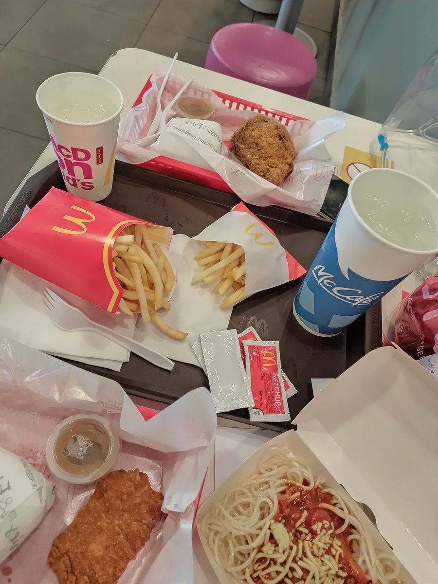 PogiHanspeter's tweet photo. Starting my day with McDo. Worth it. ✨ https://t.co/3UZ4peAMZk