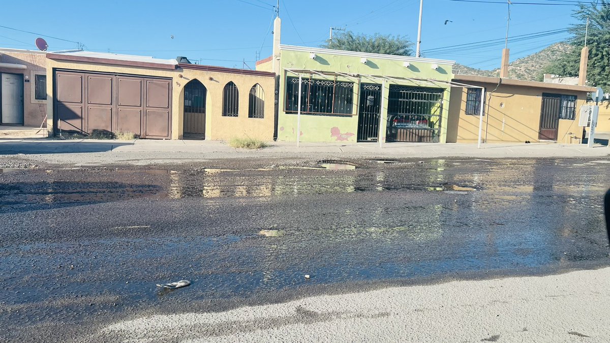 Ayudaaa <a href="/aguahermosillo/">Agua de Hermosillo</a>, por la Luz Valencia pasando la Reforma y hacia la Piña, ese tramo siempre está así y la calle ya destrozada, como casi todo Hermosillo. 🥴