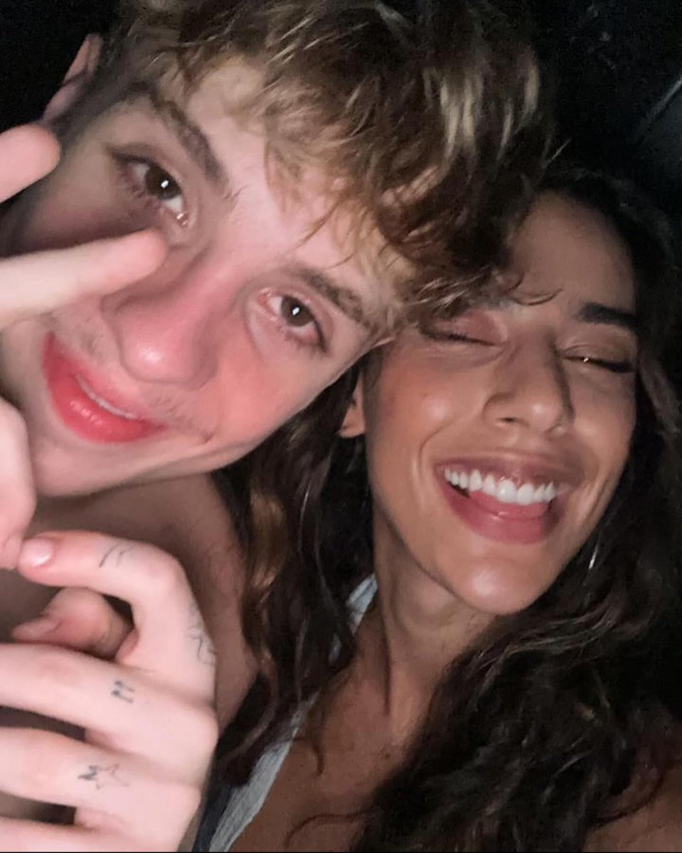 poponze's tweet image. Marina Sena volta a falar de planos para o futuro com Juliano Floss:

"Continuo com a mesma opinião, não quero casar, não quero ter filhos, porque não é um projeto de vida que eu desejo. Não me imagino. Não quero terminar com o Juliano, porque lindo demais, sabe? Vou namorar para…