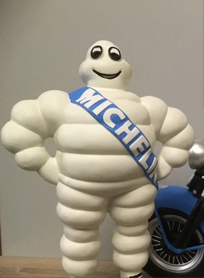 HansSkorpion's tweet image. Shouldn&apos;t his #SpaceSuit look like him - under pressure in Vacuum?........🤔🍷