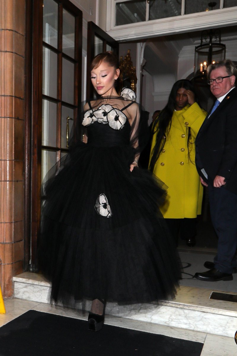 arianagrandebr's tweet image. MARAVILHOSA! Ariana Grande em Londres.