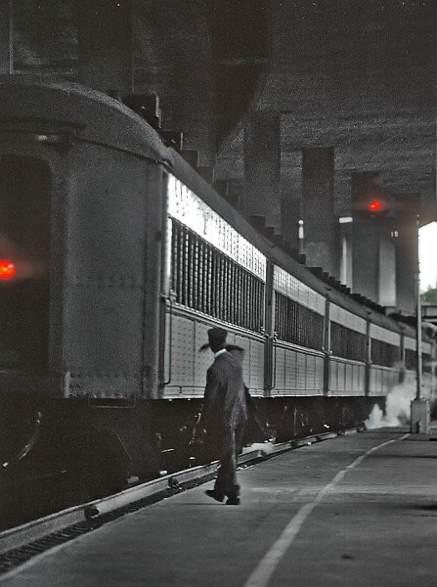SantaFeAlways's tweet photo. SP commuter train at 22nd Street station in April 1985. It was in the process of becoming Caltrain at that time. Location is one of the Caltrain stations in San Francisco

Roger Puta Collection
Description by Marty Bernard
Public Domain 🇺🇸 https://t.co/egkZweoajf