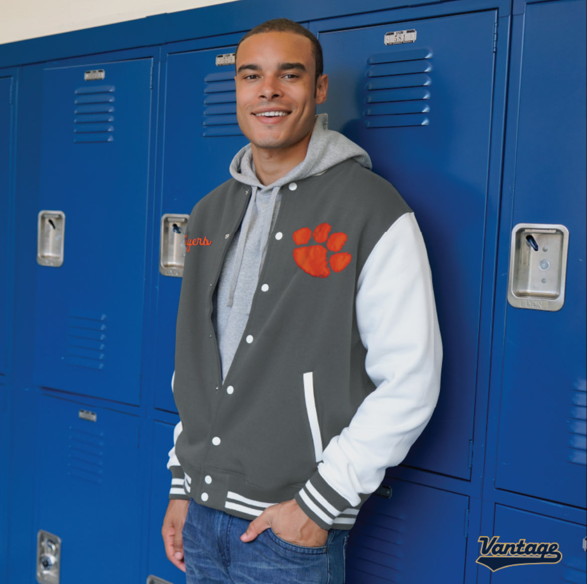 vantage77_'s tweet image. This varsity jacket delivers throwback energy with a modern fit—finished with eye-catching chenille and team spirit stitched into every seam.
 
Shop Style: vantage77.com/p/vantage-vars…
 
#Vantage77 #VarsityVibes #ChenillePatch #SchoolPride