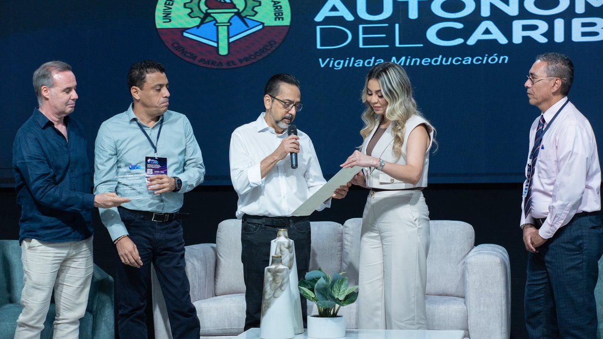 🤖En el VI Congreso Internacional CICAEC, la Facultad de Ciencias Administrativas, Económicas y Contables reconoció a sus egresados destacados por su liderazgo y aporte en distintos ámbitos profesionales, dejando en alto el nombre de Uniautónoma. 💡