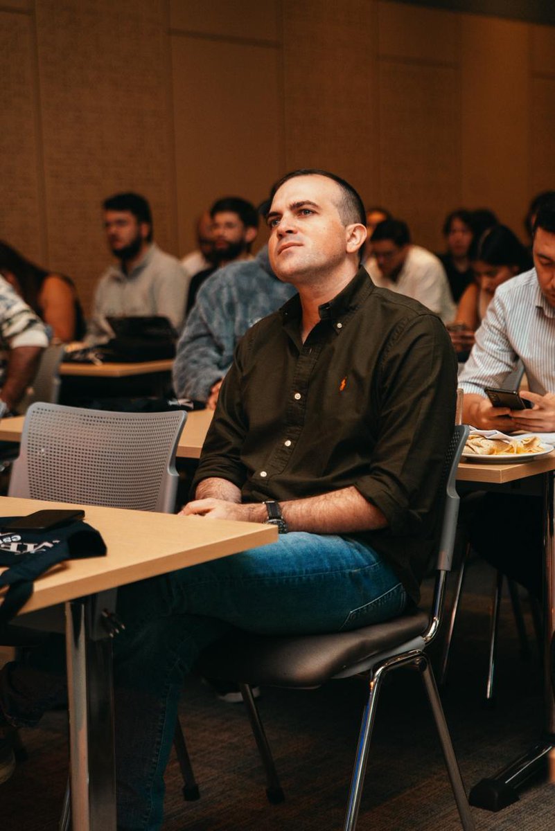 “Cuéntenle lo que hacen a todo el mundo. Todo el tiempo. Con fuego en el pecho. Eso no solo los va a convencer más a ustedes mismos; les va a pulir el discurso para que otros se monten al barco con ustedes”

Este fue uno de los consejos que compartimos esta mañana con jóvenes