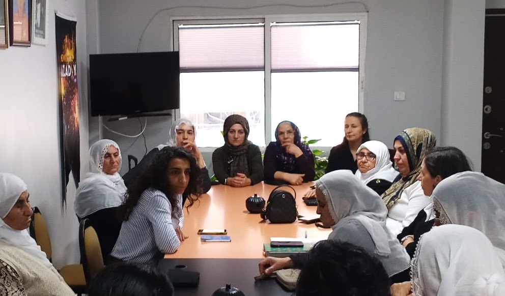 DEM Parti İzmir Kadın Meclisi olarak #25Kasım gündemiyle, Bayraklı’da kadınlarla bir araya geldik.

Şiddetin Karşısında Eşitlik Ve Özgürlük İçin Bir Aradayız!

Li Dijî Tundîyê Jî Bo Azadî Û Wekheviyê Em Bi Hev Re Ne!