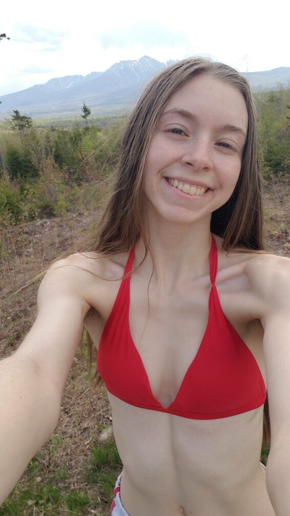 Violet0282's tweet photo. Touched "grass" lol. ❤️ For a surprise in dms :P https://t.co/CxncDWBhYT