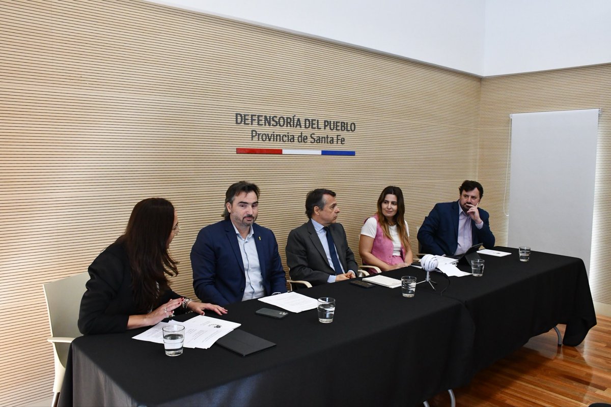 Compartimos un valioso encuentro junto a las y los funcionarios de la Defensoría del Pueblo de Santa Fe para analizar los alcances de la reforma constitucional de 2025.

Conversamos sobre el diagnóstico actual y los desafíos que enfrenta una institución clave para la defensa
