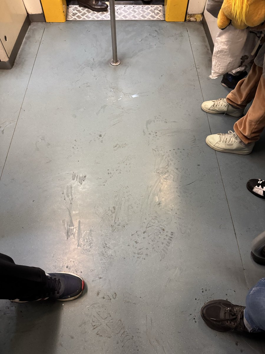 alwaysdownshift's tweet photo. @MetroCDMX Buen día. Reportando que el piso del vagón PR3828, se encuentra mojado y sucio. Línea 2 dirección Tasqueña https://t.co/U2nF1MW9L7