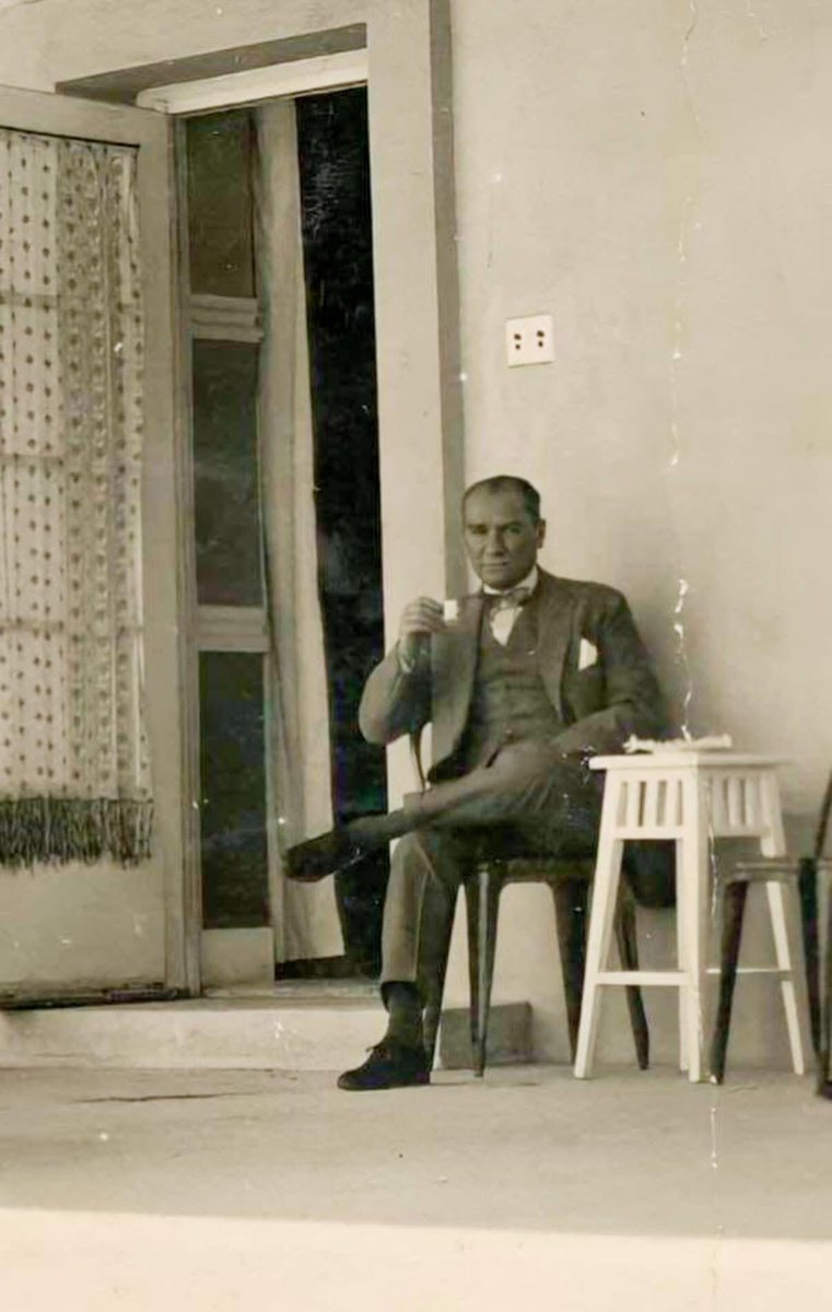 Kahveyi böyle içeceksin..! Böyle giyinip böyle oturacaksın ! Birçok savaş kazanacaksın ! Yaralar alacaksın !  Bir çok dil bileceksin ! Kitaplar yazacaksın ! Onlar da yetmez ! Yoktan bir devlet kuracaksın ki,
M.Kemal Atatürk olabilin.. ♥️