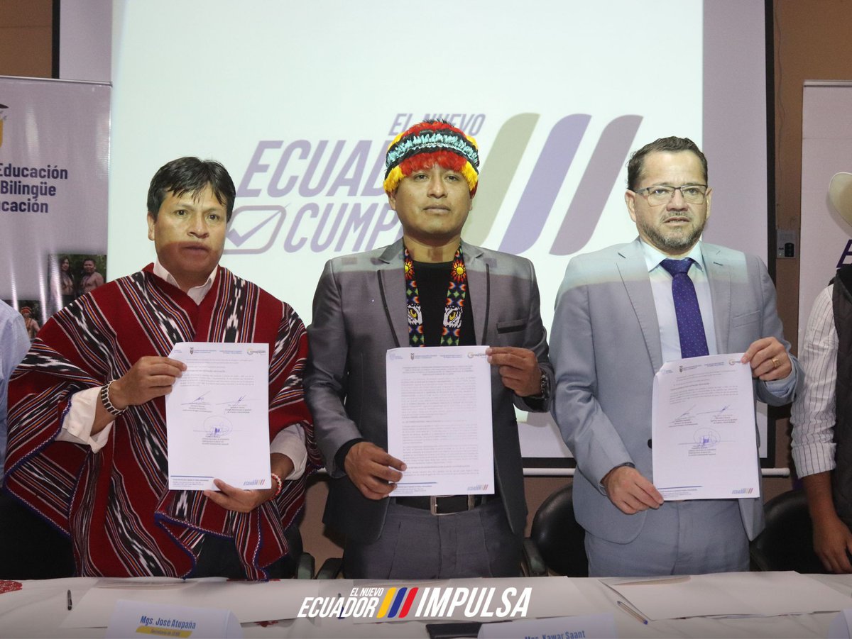 CNIPN_ECUADOR's tweet photo. 🤝 El @CNIPN_ECUADOR , la @SEIBEec  y el @ConagopareN, firmaron un convenio interinstitucional para fortalecer la cooperación en educación intercultural, igualdad y desarrollo con identidad.
Un compromiso conjunto por los pueblos y nacionalidades del Ecuador. 🌱 https://t.co/wuFk2Lgf8Z