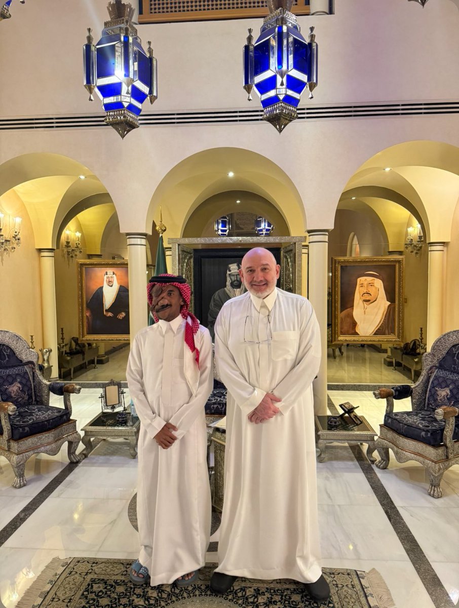 العضو الذهبي لنادي #الهلال الأمير خالد بن طلال يلتقي المشجع الهلالي الوفي (أسامه) ..