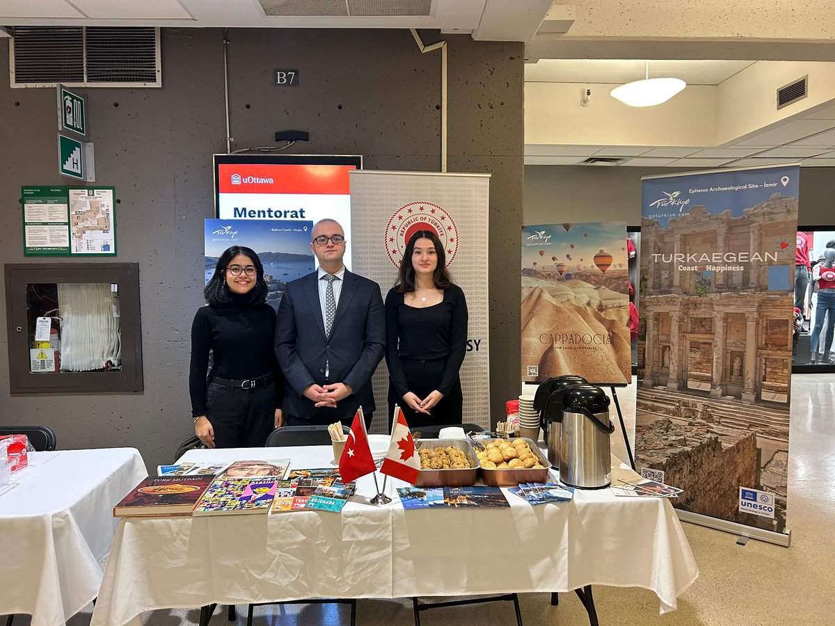 Ottava Üniversitesi tarafından düzenlenen “Büyükelçilikler Fuarı”na katıldık ve üniversiteli öğrencilerle biraraya geldik. Ülkemizi ve yemeklerimizi tanıttık. <a href="/uOttawa/">Université d'Ottawa | University of Ottawa</a>