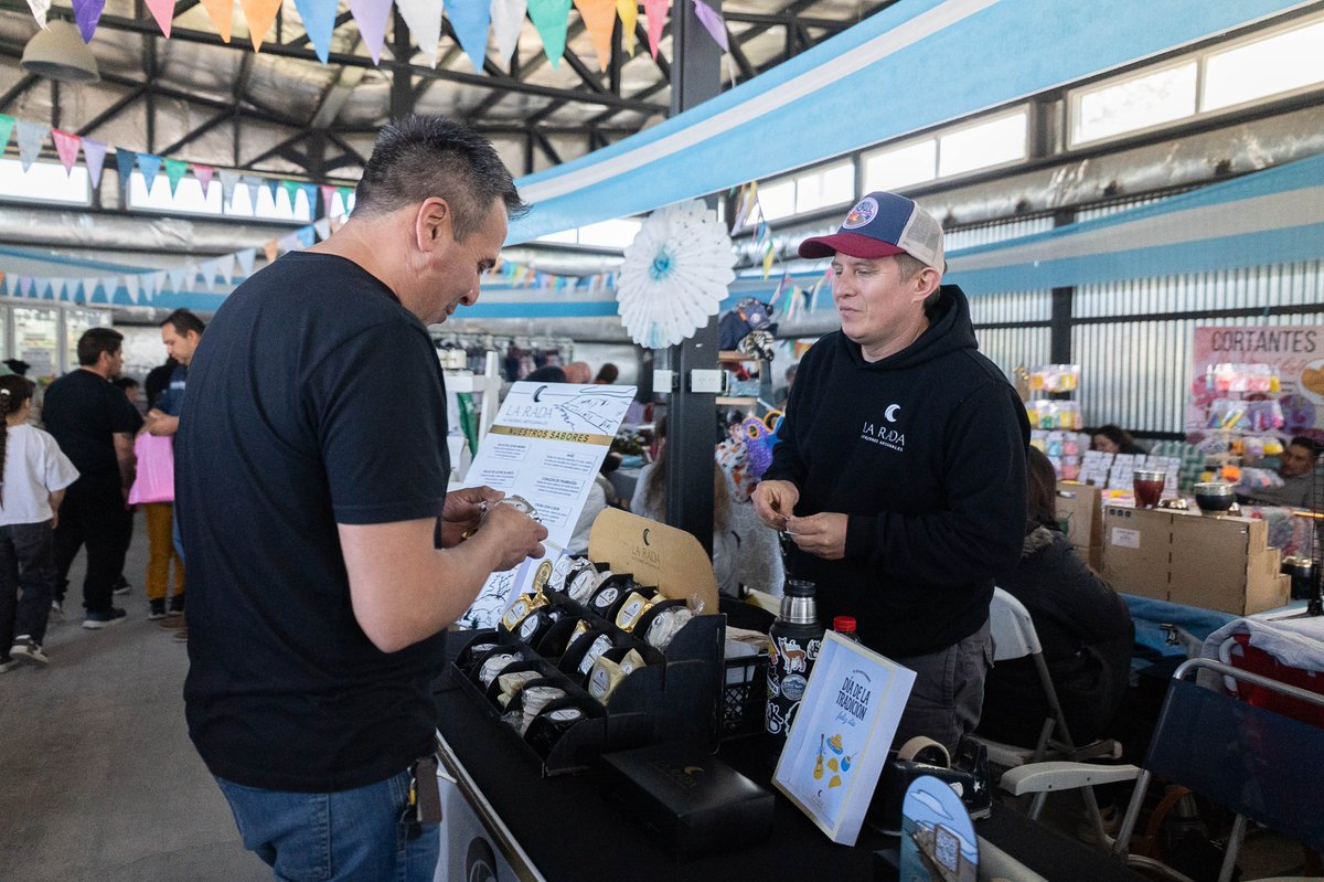 🌱 Este fin de semana recorrí la feria de productores en Km 17.

Ver cómo este espacio creció y se consolidó con el paso del tiempo, transformándose en un verdadero paseo familiar, es una muestra clara de lo que podemos lograr cuando acompañamos el trabajo local.