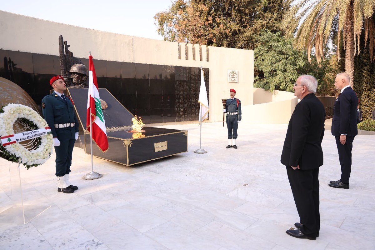 استقبل وزير الدفاع الوطني اللواء ميشال منسى في مكتبه في اليرزة اليوم وزير الدفاع المجري كريستوف سالاي - بوبروفنيتسكي ووفدًا مرافقًا، بحضور سفير المجر في لبنان فيرينتس تشيلاج.
تم خلال اللقاء توقيع اتفاقية تعاون عسكري بين وزارتي الدفاع في البلدين.

mod.gov.lb/Media/News-Art…