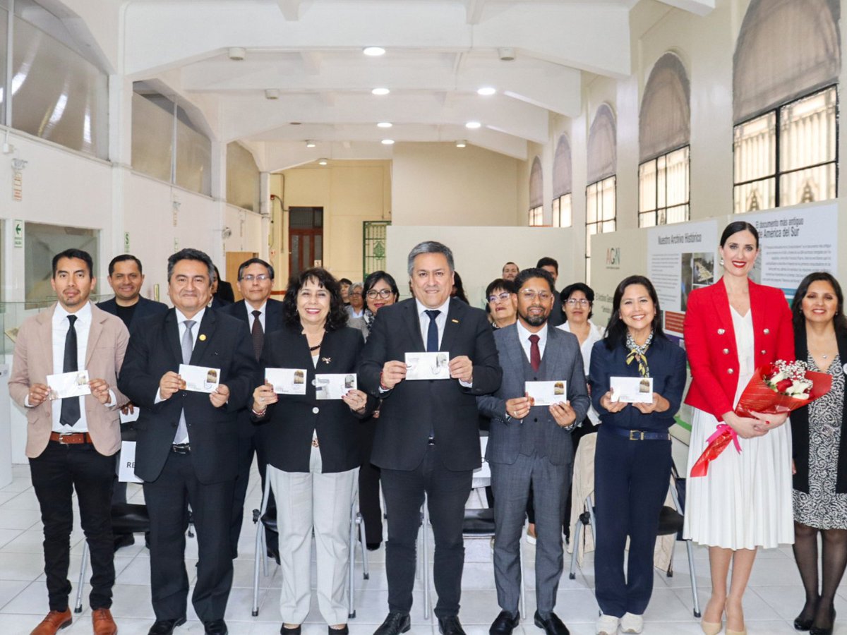 📢 #NoticiasSerpost | El pasado 7 de noviembre, Serpost participó en la ceremonia de Primer Día de Emisión de dos estampillas conmemorativas presentadas por el Archivo General de la Nación (AGN): “Manuscritos sobre el origen peruano del Pisco” y “Protocolo Ambulante de los