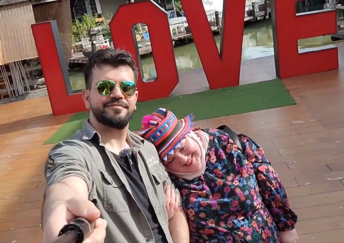 🎵 Memories light the corners of my mind, misty watercolor memories
Of the way we were...

Like two developmentally stunted teenagers. 3 years of fucktardery and nonsense

#FoodieBeauty