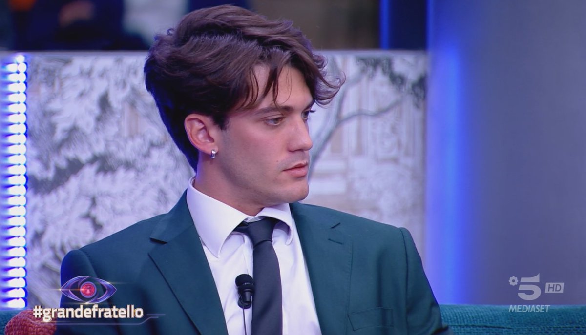 Niente, anche dopo una clip con lui che Anita che limonano, Jonas ha la perenne espressione di qualcuno a cui hanno rubato la merenda

#GrandeFratello