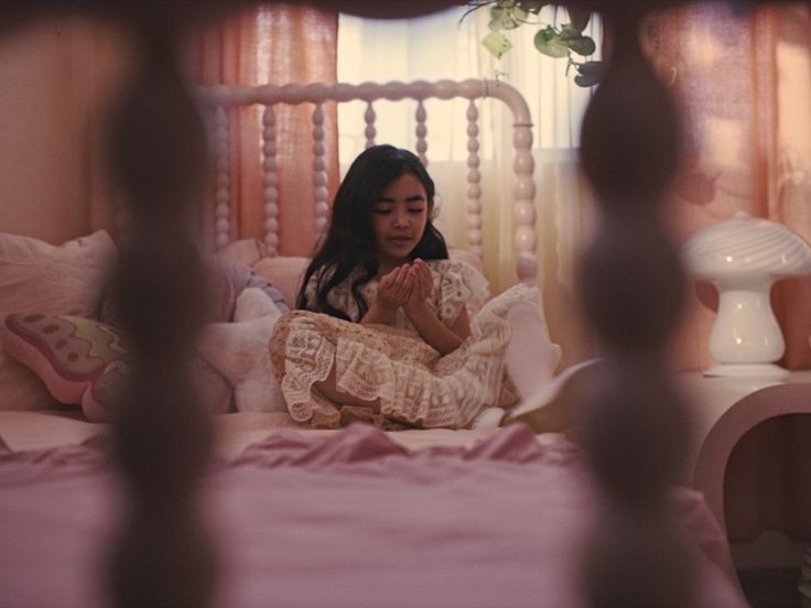 acessommbr's tweet image. É DELA! O videoclipe de "LEECHES" é atualmente o videoclipe MAIS VISTO de uma artista alternativa feminina no YouTube em 2025.