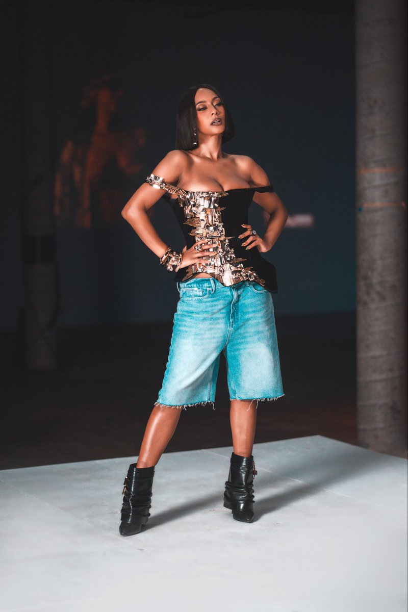 KeriHilson's tweet photo. Have you caught the AGAIN vid yet? 👀

https://t.co/Ra6S420ygP https://t.co/I90YCUAZ8F