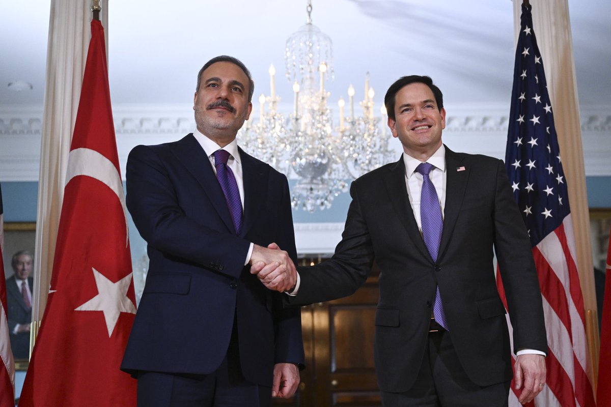 Ankara’nın sisli gecesinde, saatler 11’i vururken, Hakan Fidan’ın uçağı sessizce indi. Washington’ın neon ışıklarından, başkentteki eski taşlara… 

Ama bu dönüş, bir veda değildi; bir doğrulamaydı. Doğrulama uzmanı, eski gölgelerin efendisi, şimdi de diplomasinin en keskin