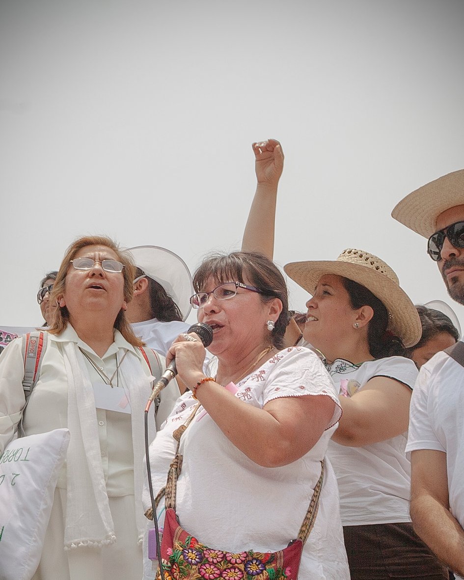Lamentamos profundamente el  fallecimiento de Blanca Martínez Bustos y abrazamos con respeto y cariño a su familia, a las y los compañeros del Fray Juan de Larios, y a todas las personas que junto a ella abrieron senderos en el camino a mundo de dignidad y justicia.