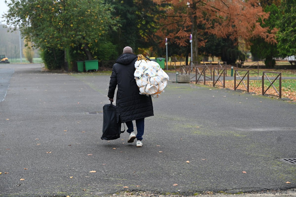𝑫𝑶𝑻𝑨𝑻𝑰𝑶𝑵𝑺 08/11

La première session de dotations (ballons, matériel pédagogique) aux clubs franciliens a eu lieu samedi 8 novembre au Campus de Morfondé.

Découvrez les photos et les réactions des dirigeantes et dirigeants des clubs présents ⬇️

paris-idf.fff.fr/diaporama/dota…