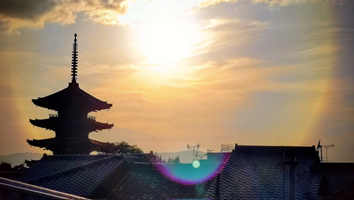 Komo1977's tweet photo. 八坂の塔が、私の感情を照らした。
あの夕焼けは、忘れられない。
#八坂の塔
#法観寺
#夕焼け
#京都の秋
#心に残る景色
#kyoto
#yasakapagoda
#kyotosunset
#kyotowalk
#japanesetemple https://t.co/DQh3NJiMMs