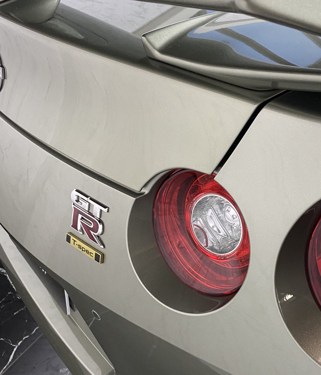 jyonagino's tweet image. この前、実車で見た｢35GTR T-SPEC｣の
トミカあるのを知ったので納車♪
造形も色も似てて良き！！
あとで持ってるホイールと交換してみっかなヾ(*´∀｀*)ﾉ

#トミカ
#35GTR
#TSPEC