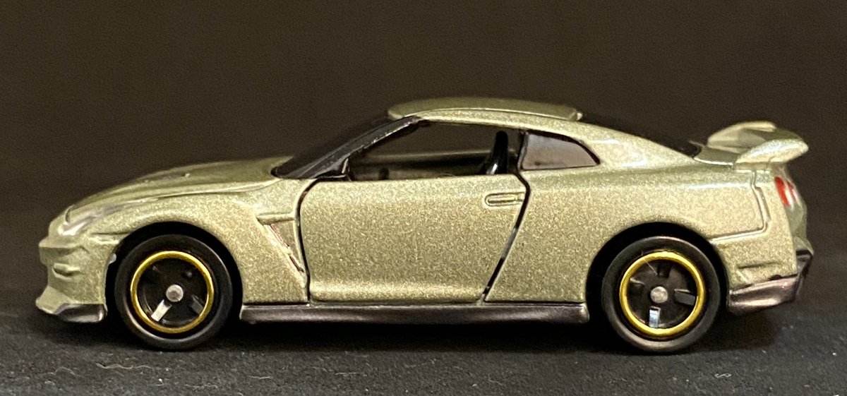 jyonagino's tweet image. この前、実車で見た｢35GTR T-SPEC｣の
トミカあるのを知ったので納車♪
造形も色も似てて良き！！
あとで持ってるホイールと交換してみっかなヾ(*´∀｀*)ﾉ

#トミカ
#35GTR
#TSPEC