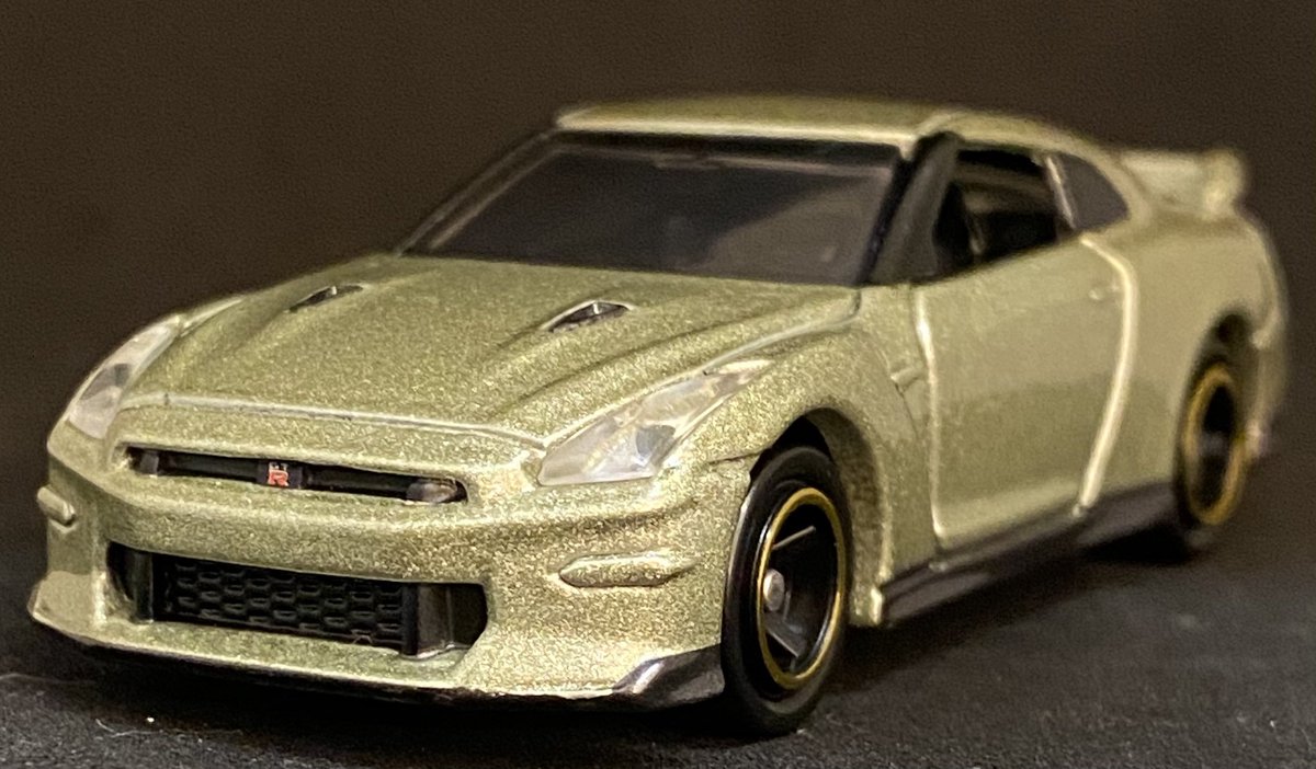 jyonagino's tweet image. この前、実車で見た｢35GTR T-SPEC｣の
トミカあるのを知ったので納車♪
造形も色も似てて良き！！
あとで持ってるホイールと交換してみっかなヾ(*´∀｀*)ﾉ

#トミカ
#35GTR
#TSPEC