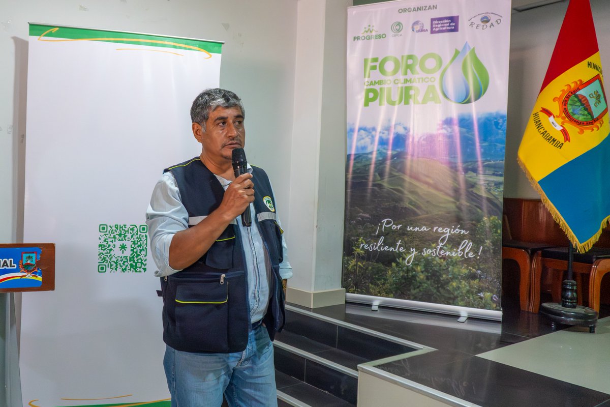 PROGRESO3's tweet image. Asi se vivió el día 2 del foro, realizado en la Municipalidad Provincial de Huancabamba. Al cierre del evento, el director de la PROGRESO, Ing. Raúl Tineo Torres, sembró La Samaritana un árbol de La Quina, especie emblemática de los Andes huancabambino.🌱