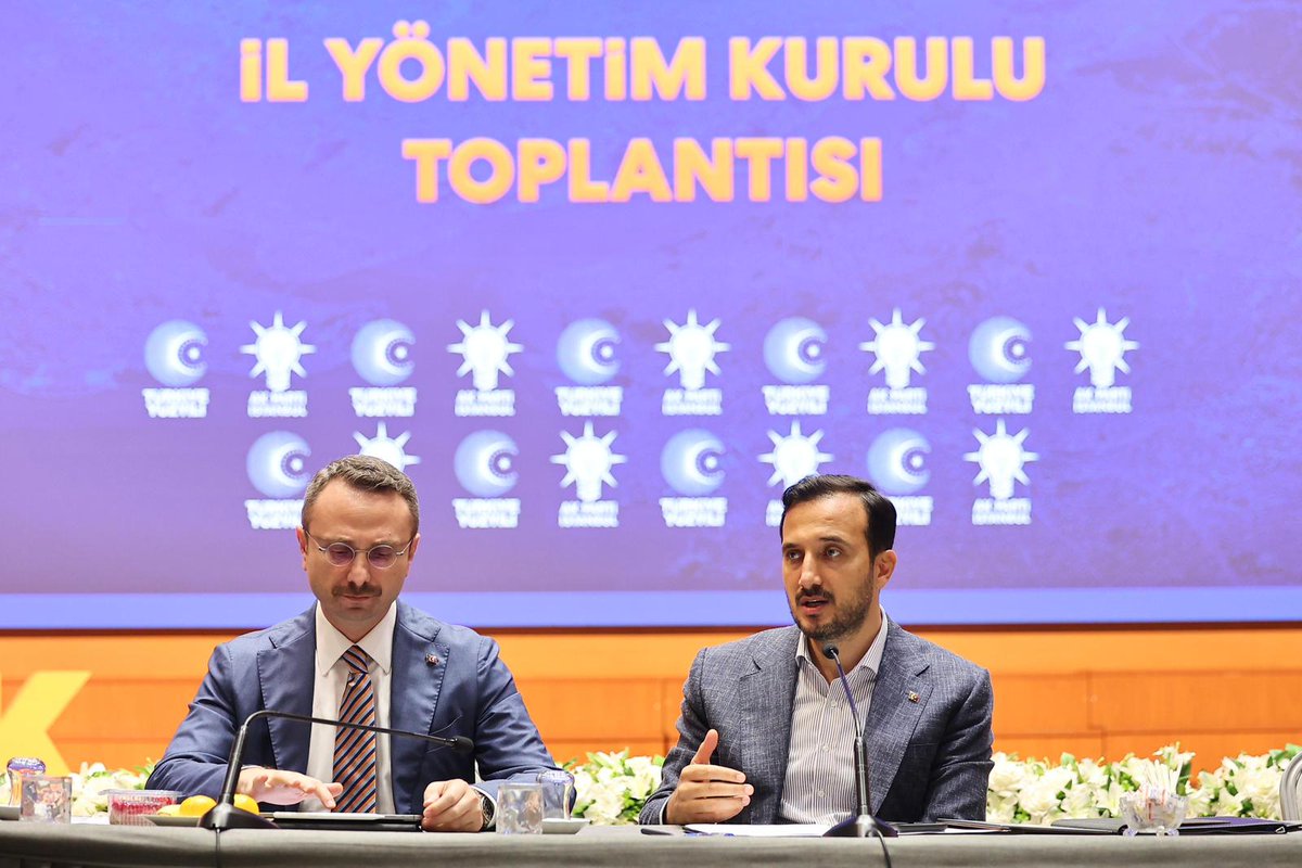 Bu haftaki İl Yönetim Kurulu toplantımızda; son dönemde gündeme gelen siyasi manipülasyonların, iftira kampanyalarının ve kriz siyaseti denemelerinin yanı sıra, Kasım ayında gerçekleştireceğimiz teşkilat gündemli danışma meclislerini, kadın ve gençlik kolları çalışmalarımızı ele