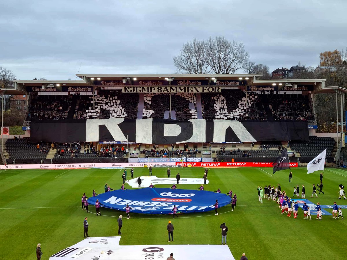 Kjemp sammen for RBK!

Første forsøk på å utnytte fjerning av nett under Øvre Øst. Vi har en del å gå på enda, men likevel en begynnelse. Forholdene ligger I hvertfall tilrette for flere massive tifoer på tribune øst fremover.