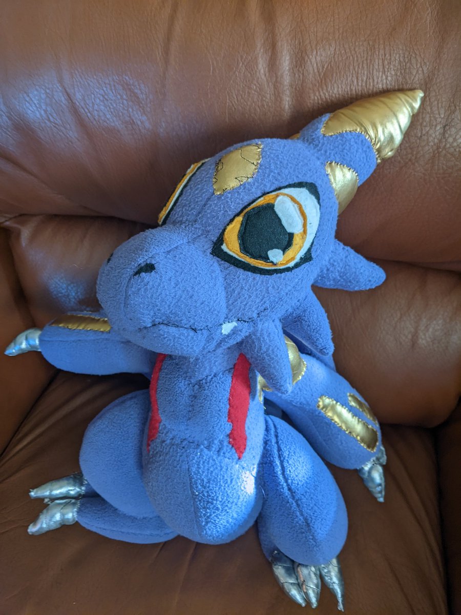 ultramitehero's tweet photo. After playing a little bit of #DigimonStoryTimeStranger I added a Monodramon to my team and became downright OBSESSED with him, so I KNEW I had to make a plush of him!!! After weeks of work, this is what came out of it!! My very own hand-made Monodramon plush!!! I LOVE HIM!!! 🥰 https://t.co/2y9d1e2N46