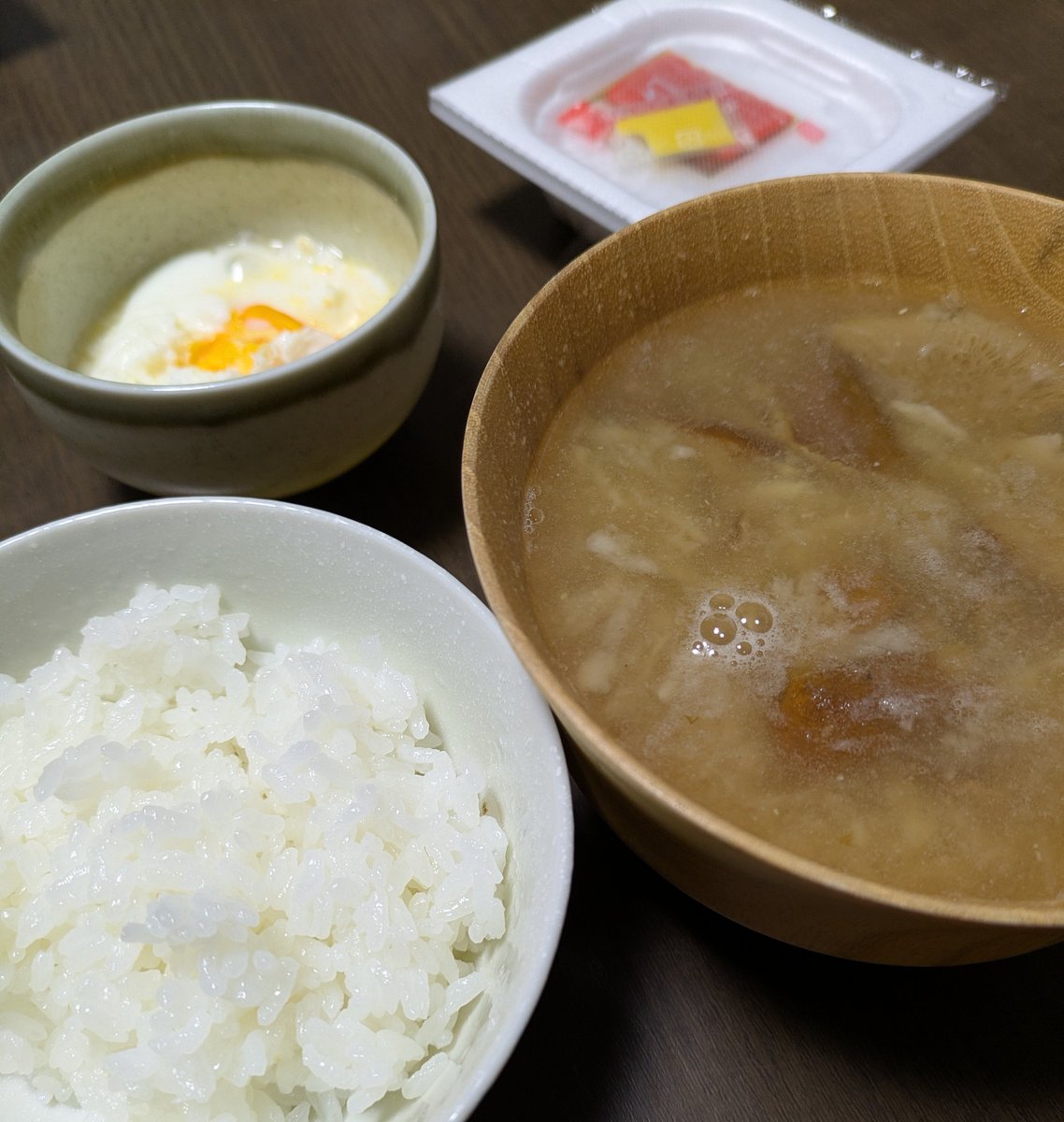 デカいナメコを土産に貰ったので大根おろしで味噌汁に