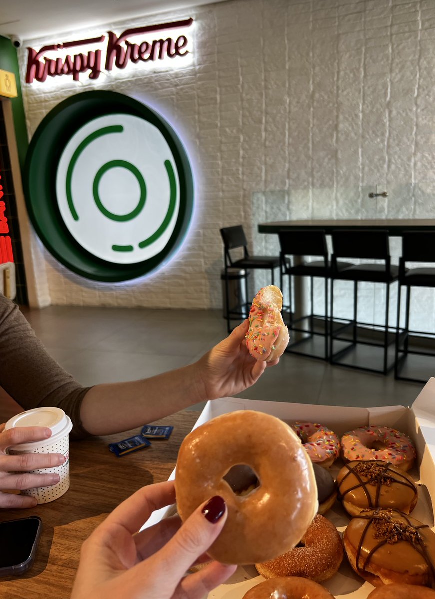 brunagd3's tweet image. A Krispy Kreme finalmente desembarcou no Brasil, e quem conhece sabe que é puro vício! Eu e a @_mabizinha_ não resistimos e garantimos uma caixa com 12 donuts pra experimentar vários sabores. Pura gula (e zero arrependimento). Delicioso demais! 🍩