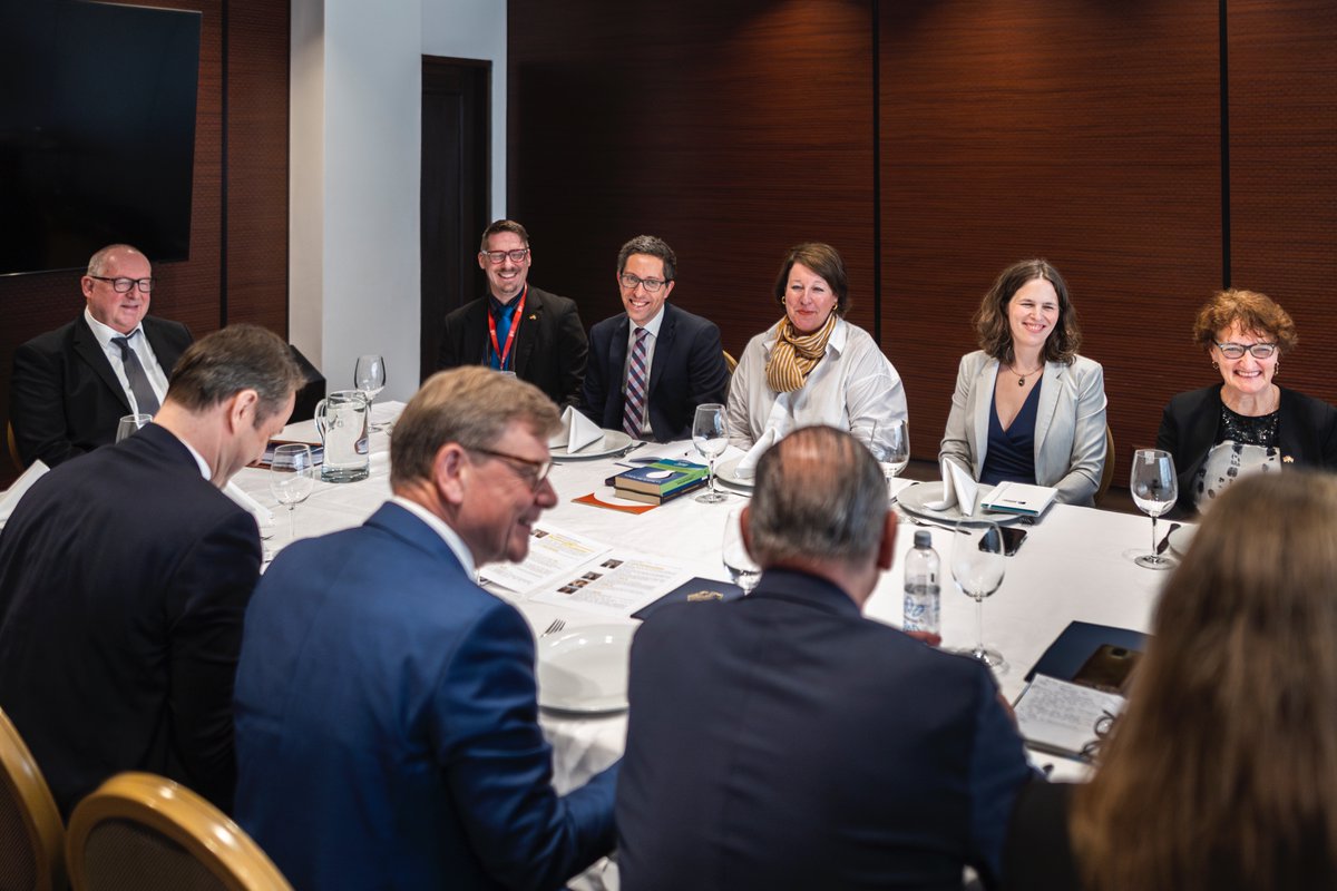 El ministro federal <a href="/AussenMinDE/">Johann Wadephul</a> conoció en detalle la situación política, económica y de cooperación por parte de las fundaciones políticas alemanas @BoliviaFES <a href="/KAS__Bolivia/">KAS-Bolivia</a> y #HannsSeidel, la <a href="/AhkBolivia/">AHK Bolivia</a>, la #GIZ y la #KfW.

<a href="/Alemaniaparati/">Centro Alemán de Información para Latinoamérica</a> <a href="/AlemConAmLatina/">Annette Walter</a> <a href="/AuswaertigesAmt/">Auswärtiges Amt</a>