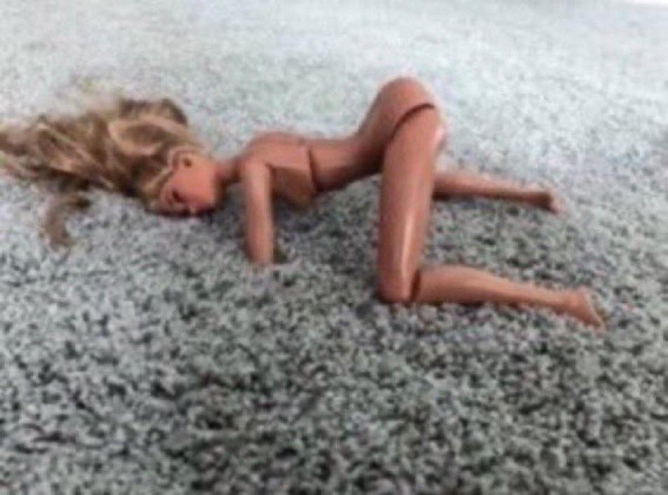 - “Mira Claudia, por ahí viene Gerardo. Actúa normal.”

Claudia:

#LaIslaDeLasTentaciones4 | #LaIslaDeLasTentaciones2 | #LaIslaDeLasTentaciones3 | #LaIslaDeLasTentaciones