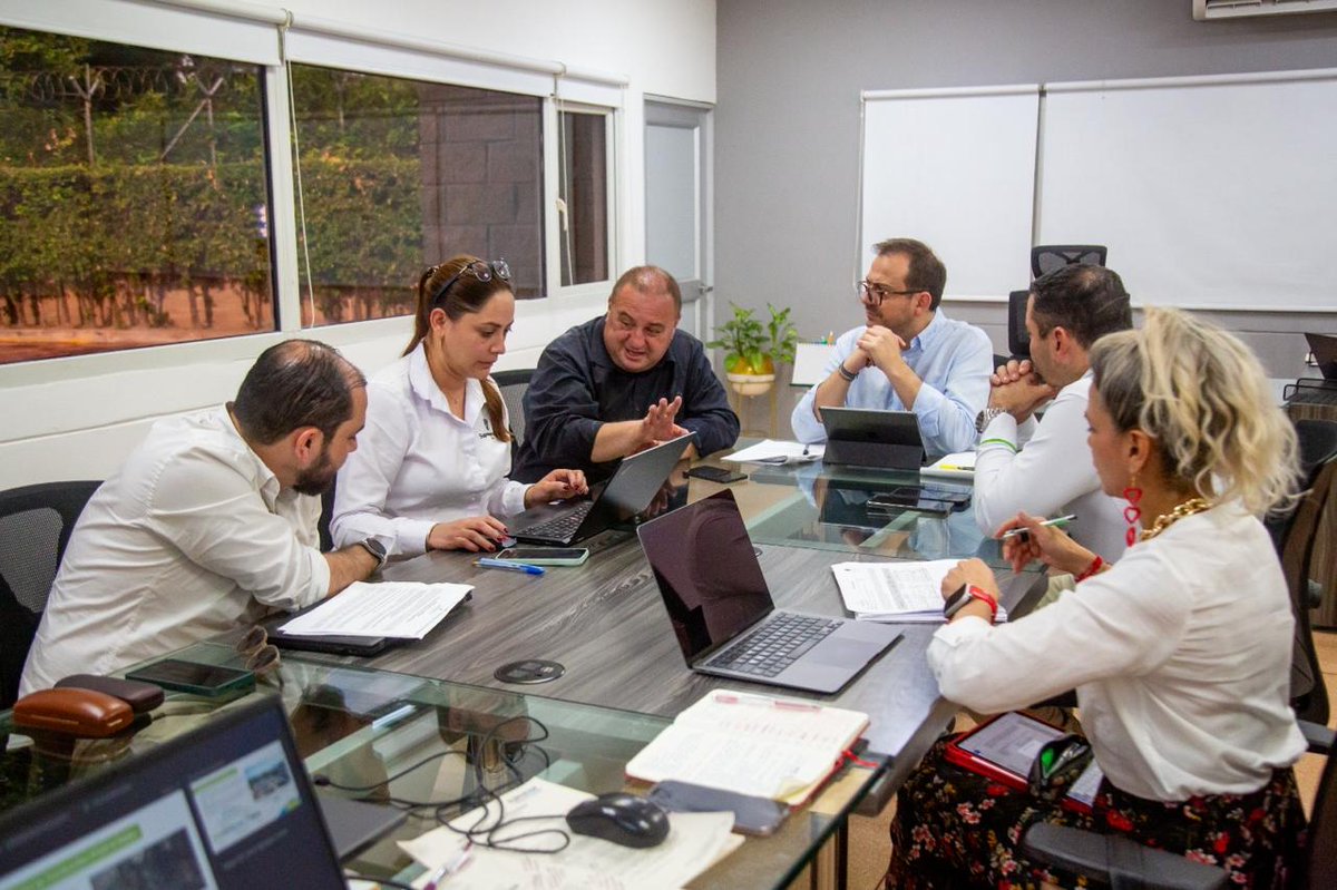 Superservicios's tweet photo. Desde la Superservicios entregamos un parte positivo de la mesa de seguimiento permanente que lideramos con las empresas @Aire_Energia y @essmar_esp, ambas intervenidas por la entidad, para garantizar la continuidad y calidad de los servicios públicos durante la Cumbre de la CELAC-EU en Santa Marta.

Más de 200 trabajadores de ambas empresas trabajaron día y noche para asegurar la prestación oportuna de los servicios durante los más de 100 eventos que reunieron a líderes de 62 países y a más de 200 representantes de la sociedad civil de América Latina, el Caribe y la Unión Europea. 

Las tres jornadas contaron con la asistencia de más de 200 mil personas, la participación de 100 emprendedores y 200 artistas, y más de 80 actividades culturales entre música, danza, conversatorios, muralismo, fotografía y teatro de títeres. 

Este trabajo articulado, realizado bajo las orientaciones del presidente @petrogustavo, reafirma el compromiso del #GobiernoDelCambio con garantizar que los grandes eventos del país se desarrollen con servicios públicos confiables, eficientes y de calidad para todos.
