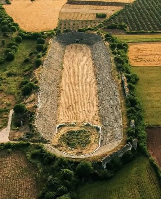 Enclavado en los pintorescos valles de la actual Turquía, se encuentra el magnífico estadio de Afrodisias, una reliquia monumental del mundo antiguo. Construido en el siglo I d. C., esta colosal estructura es uno de los estadios mejor conservados de la antigüedad. Con una
